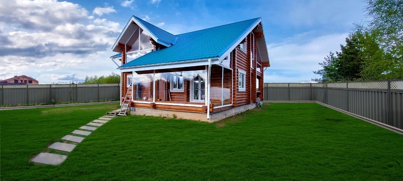 Мягкие окна на веранде загородного дома в Звенигороде
